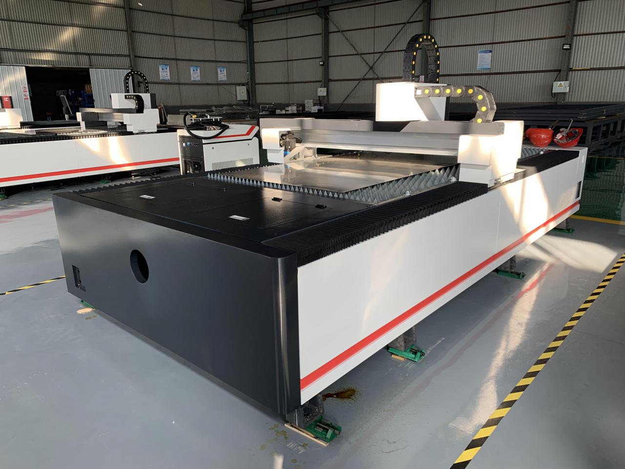 1kw 1.5kw 2kw Fiber Laser Cutting Machine For Metal Sheet Cutting 3000x1500mm