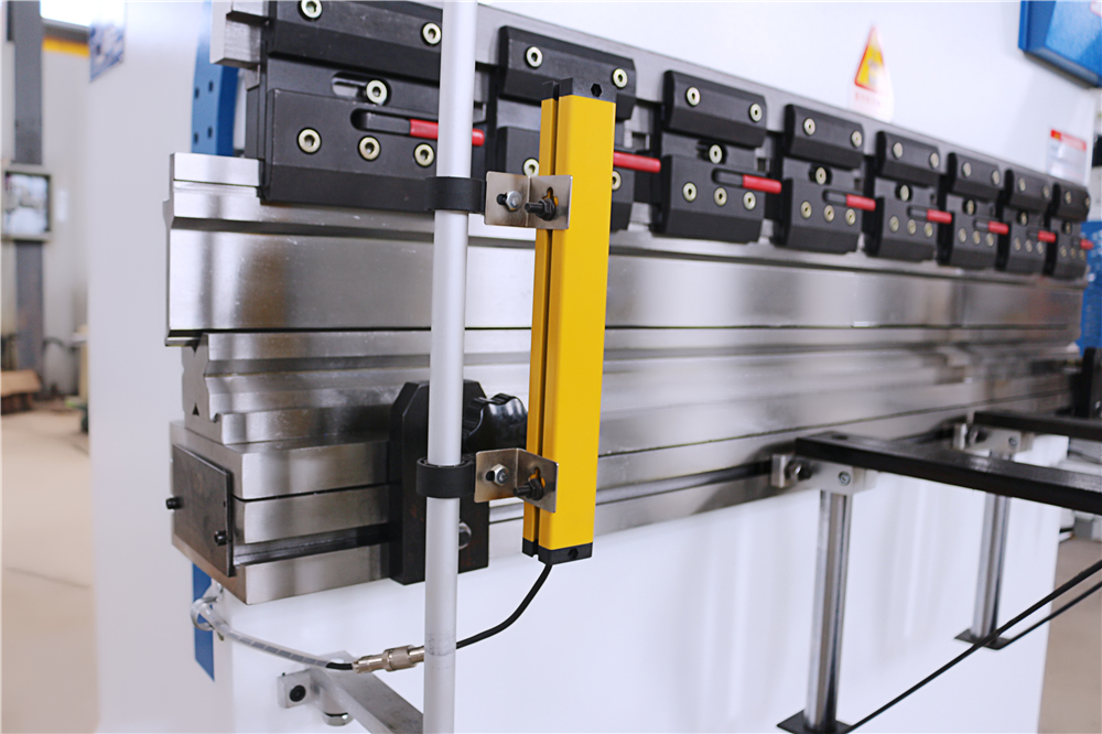 3+1 Axis Cnc Hydraulic Press Brake With Esa System 3+1 Axis Cnc Hydraulic Press Brake With Esa System