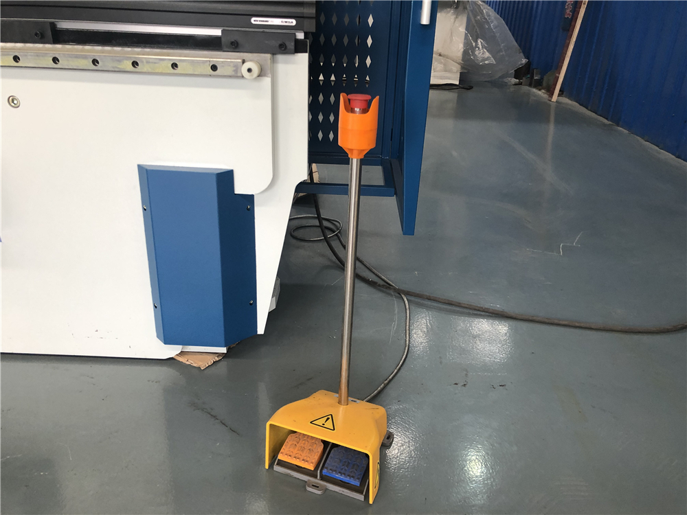 3+1 Axis Cnc Hydraulic Press Brake With Esa System 3+1 Axis Cnc Hydraulic Press Brake With Esa System