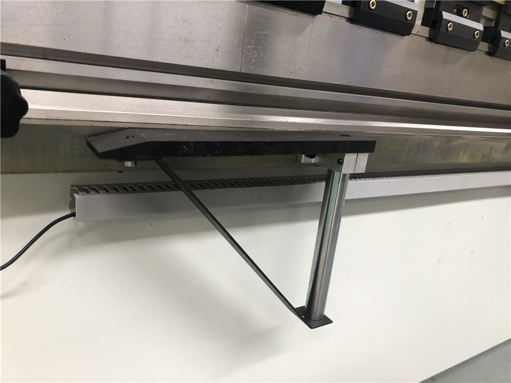 3+1 Axis Cnc Hydraulic Press Brake With Esa System 3+1 Axis Cnc Hydraulic Press Brake With Esa System