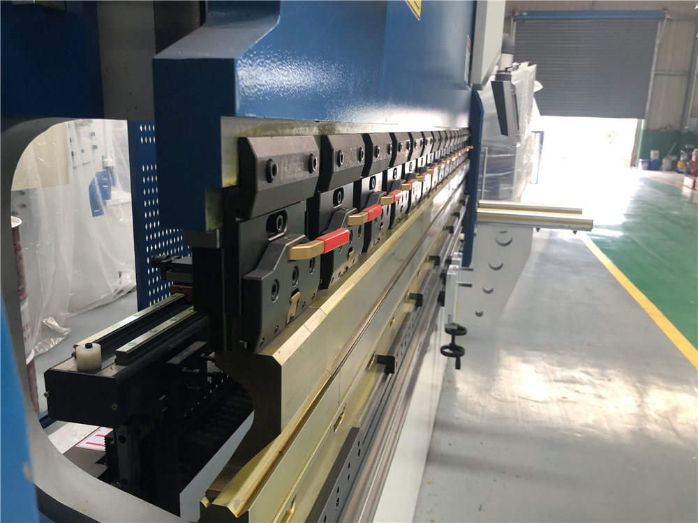 3+1 Axis Cnc Hydraulic Press Brake With Esa System 3+1 Axis Cnc Hydraulic Press Brake With Esa System