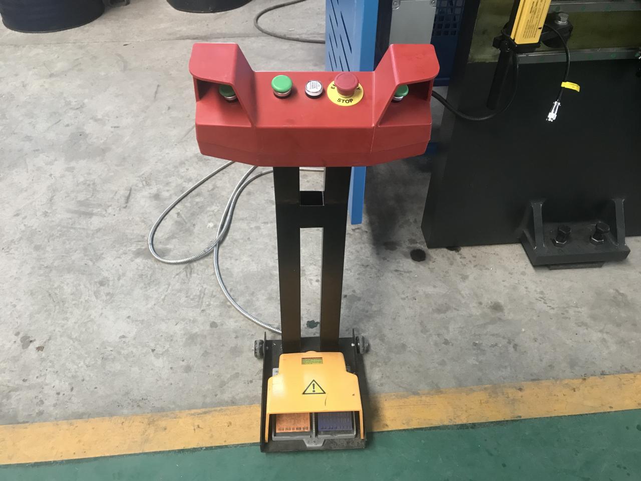 3+1 Axis Cnc Hydraulic Press Brake With Esa System 3+1 Axis Cnc Hydraulic Press Brake With Esa System