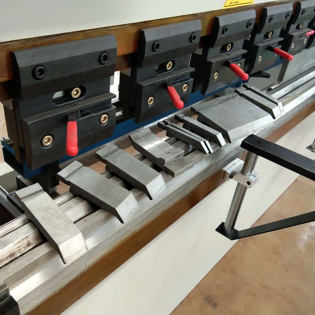 Hydraulic Press Brake Of 130t/3200mm 4+1 Axis Delem Da53t Cnc Press Brake