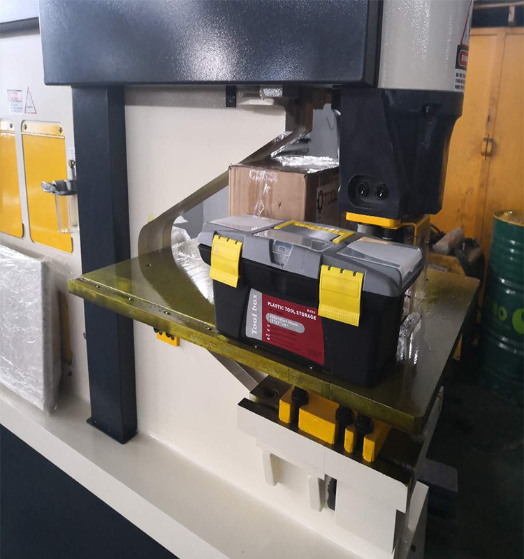 Metal Cutting Hydraulic Steelworkers Machine For Punching Cropping Notching Cutting Metal Cutting Hydraulic Steelworkers Machine For Punching Cropping Notching Cutting